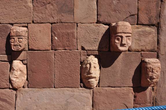 São dezenas de cabeças, todas elas diferentes, distribuídas em um pátio nas ruínas de Tiahuanaco, na Bolívia